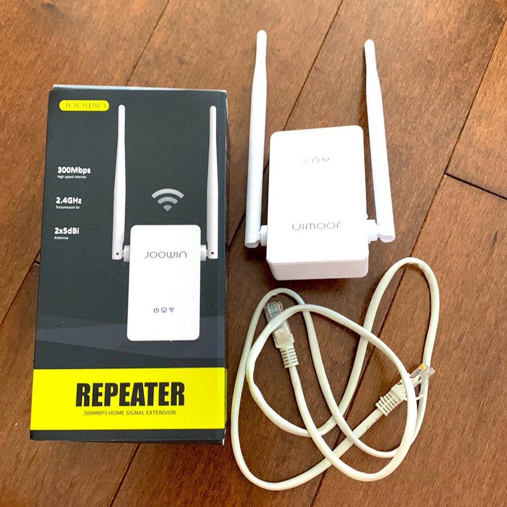 White WiFi Repeater